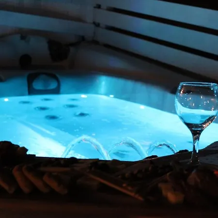 Mary Castelia With Jacuzzi Lägenhet